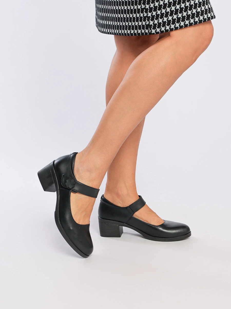 Туфли черного цвета с ремешком на щиколотке